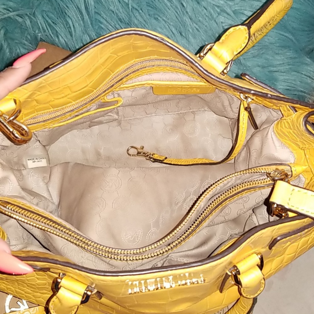 Authentic Michael Kors purse - Picture 2 of 2